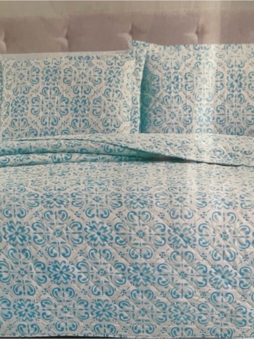 BNWT King Turquoise Patterned Quilt Set - Home Bedding